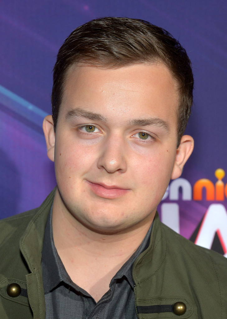 qui sort avec Noah MunckBrancher le téléphone numérique Time Warner