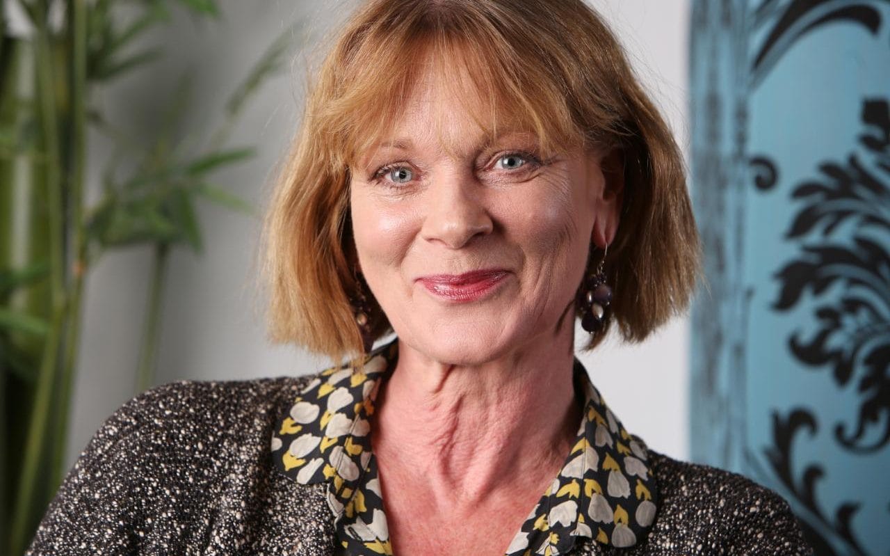 Samantha Bond - Filmer, biografier och listor på MUBI