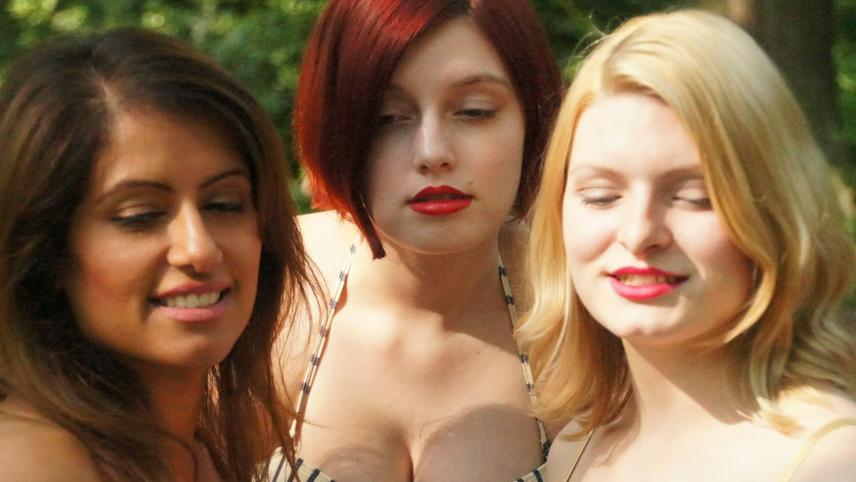 Bikini girls on dinosaur planet 2005 photo 385