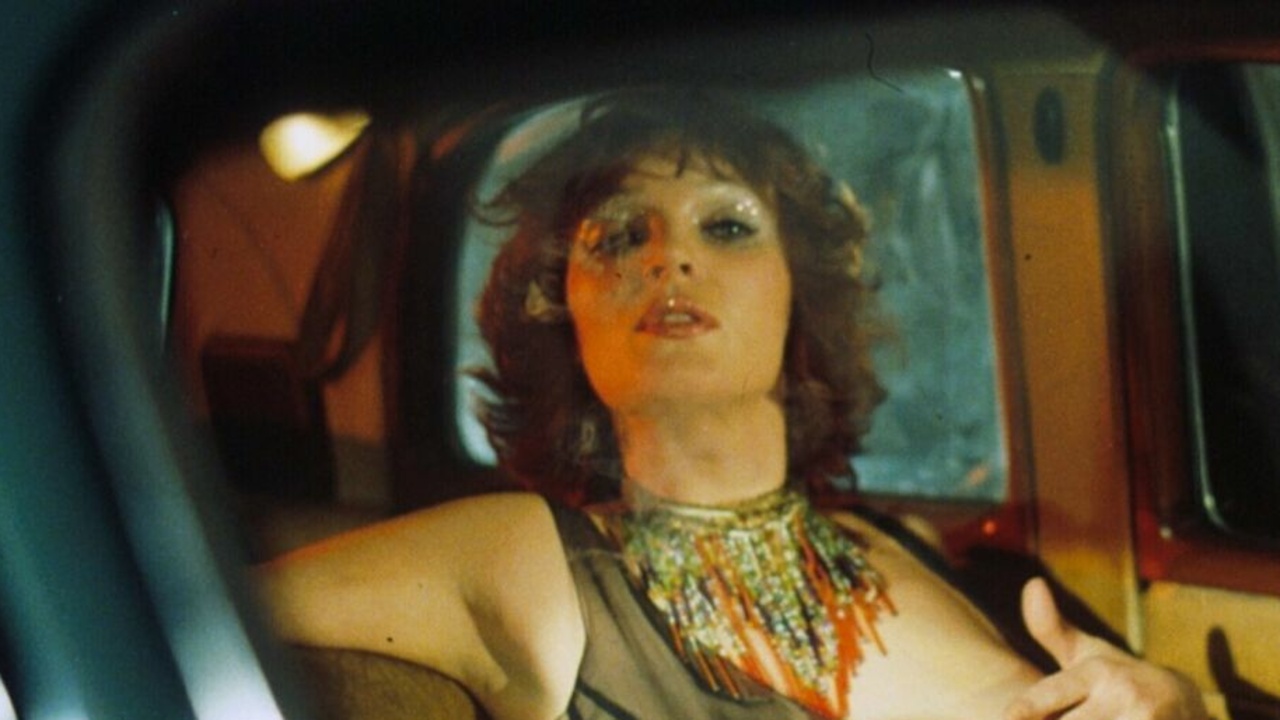 ero-film-govoryashaya-vagina-v-chulkah-zhenshini-foto